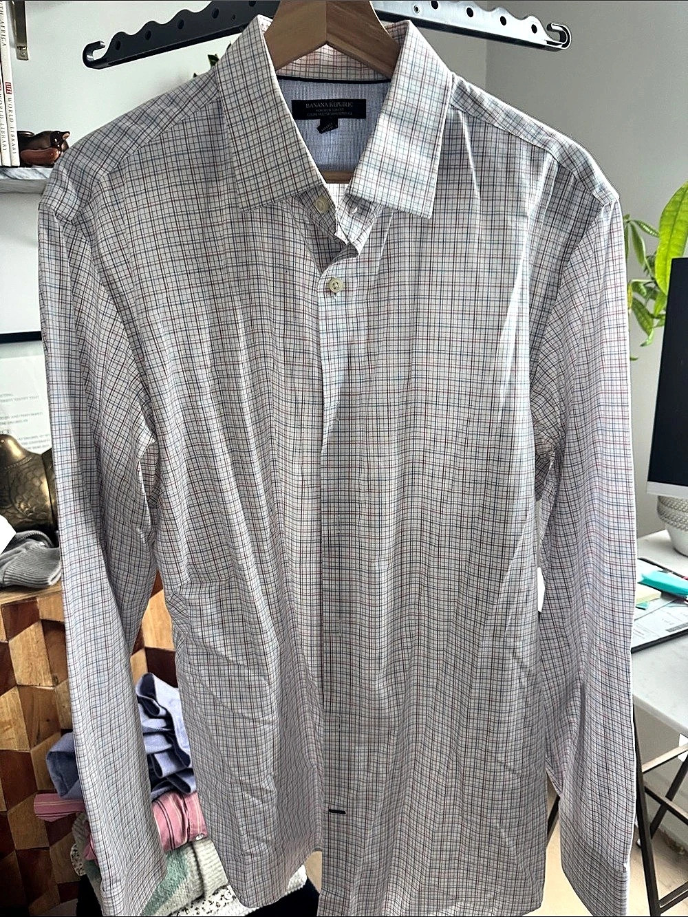 Banana Republic Checkered Button-Down Shirt in White/Blue/Red Size Large